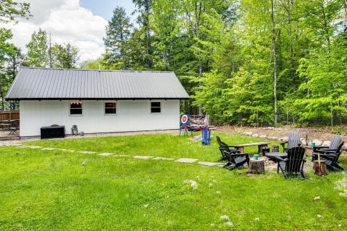 Jardín al aire libre en 2 Mi to Conway Cozy Cabin with Grill and Yard!