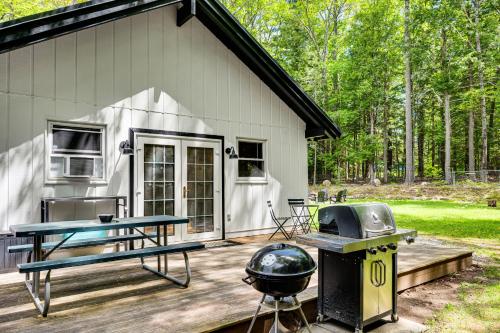 Imagen de la galería de 2 Mi to Conway Cozy Cabin with Grill and Yard!, en Center Conway