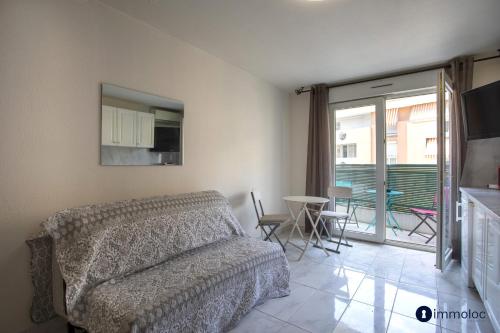 - un salon avec un lit et une table avec des chaises dans l'établissement Air-conditioned studio district Bornala, à Nice