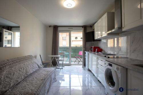 une cuisine et un salon avec un canapé dans une pièce dans l'établissement Air-conditioned studio district Bornala, à Nice