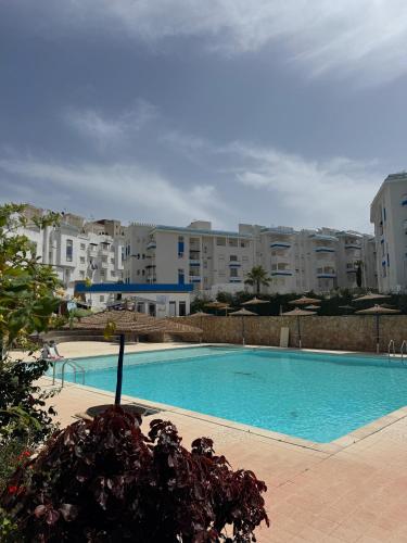 a swimming pool in front of some apartment buildings at Nadia apartamento in Riffiene