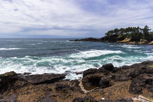 a view of the ocean from a rocky beach at Whale Watchers -Upper in Depoe Bay