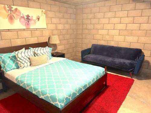 un dormitorio con una cama y un sofá en Modern 2 Bdrm w/Parking in the Heart of Hillcrest, en San Diego