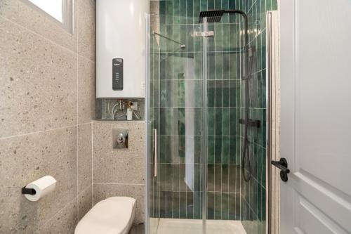 une salle de bain avec toilettes et douche en verre dans l'établissement Appartement Neuf et Lumineux aux Portes de Paris, à Saint-Maurice