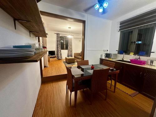 R&G Justlikehome Apartment 1 with blue sofa set and Apartment 2 with Garden View with brown sofa setにあるシーティングエリア
