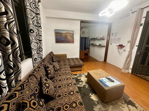 R&G Justlikehome Apartment 1 with blue sofa set and Apartment 2 with Garden View with brown sofa setにあるシーティングエリア