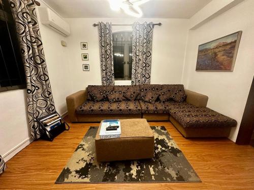 R&G Justlikehome Apartment 1 with blue sofa set and Apartment 2 with Garden View with brown sofa setにあるシーティングエリア