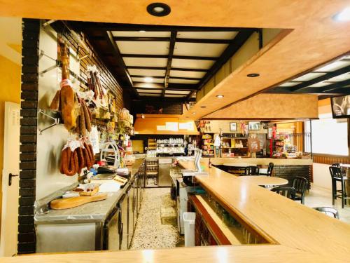 Una cocina grande con un mostrador largo en un restaurante. en Hostal Restaurante MarRojo Sanabria, en Requejo