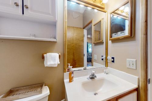 un baño con lavabo y espejo en The Woods - Village 4, en Killington