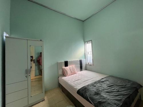 Ένα ή περισσότερα κρεβάτια σε δωμάτιο στο Al-Barokah Embun Syariah