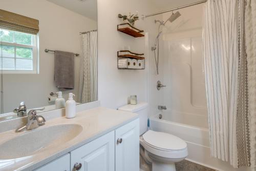 Et badeværelse på Commuter-Friendly Home 3 Mi to Dtwn Knoxville!