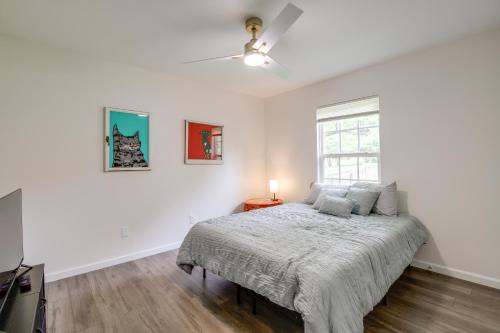 En eller flere senge i et værelse på Commuter-Friendly Home 3 Mi to Dtwn Knoxville!