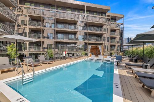Πισίνα στο ή κοντά στο Diamonds Are Forever Bridal Condo in Downtown Nash Walk to Broadway, Heated Pool, Gym, Parking