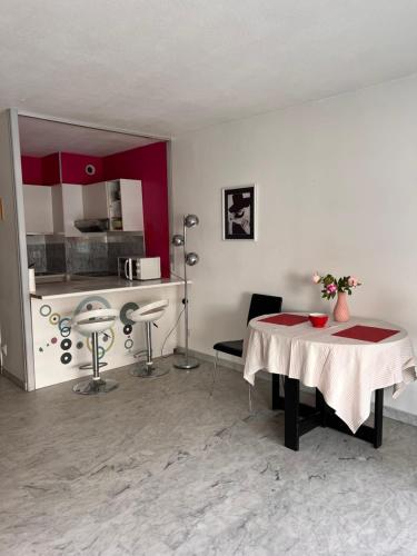 un salon avec une table et une cuisine dans l'établissement Beautiful studio in Juan Les Pins, à Antibes