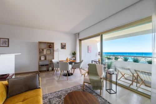 un salon avec vue sur l'océan dans l'établissement Charmant 2 pièces - Vue Mer - Marina Baie des Anges, à Villeneuve-Loubet