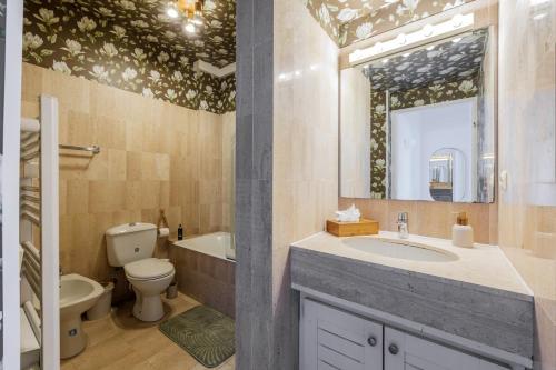 une salle de bain avec un lavabo, des toilettes et un miroir dans l'établissement Charmant 2 pièces - Vue Mer - Marina Baie des Anges, à Villeneuve-Loubet