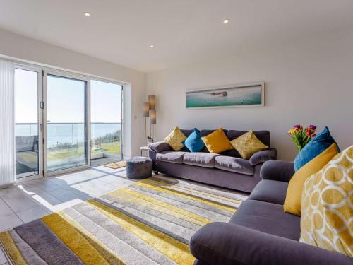 Una sala de estar con un sofá y una ventana grande. en 2 bed in Sandown 87079, en Sandown