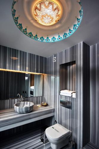 a bathroom with a tub and a sink and a toilet at Hotel Niles Istanbul in Istanbul
