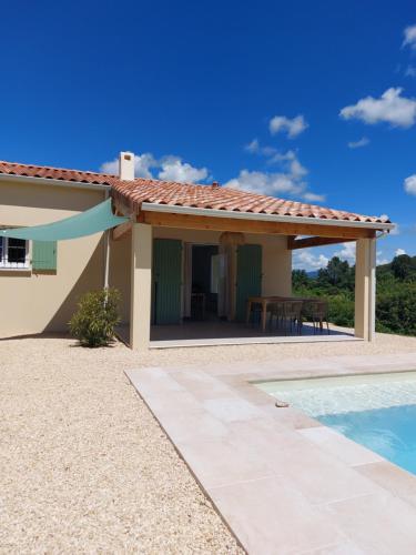 une villa avec une piscine et une maison dans l'établissement Villa Le Gourdon - Piscine & Tranquillité, à Barjac