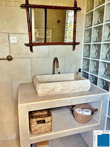 une salle de bain avec un lavabo et un miroir dans l'établissement CASA FELICE - 1 Chambre - Climatisation - Jacuzzi Prrivee, à San-Gavino-di-Carbini