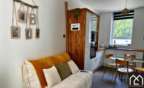 un salon avec un canapé et une table dans l'établissement Au Vallon du Bonheur - Maison 4pers avec Cour, à Boulogne-sur-Mer