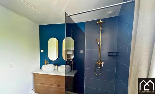 La salle de bains bleue est pourvue de 2 lavabos et de 2 miroirs. dans l'établissement Au Vallon du Bonheur - Maison 4pers avec Cour, à Boulogne-sur-Mer