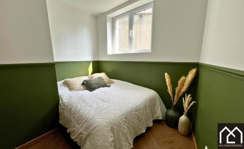 - une chambre verte et blanche avec un lit et une fenêtre dans l'établissement Au Vallon du Bonheur - Maison 4pers avec Cour, à Boulogne-sur-Mer
