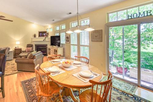 TV a/nebo společenská místnost v ubytování 3 Mi to Bethany Beach Home with Pool Access!