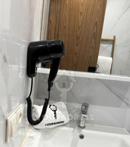 カサブランカにあるYouradress Casablanca - Maarifの洗面台の上の壁掛け黒い電話