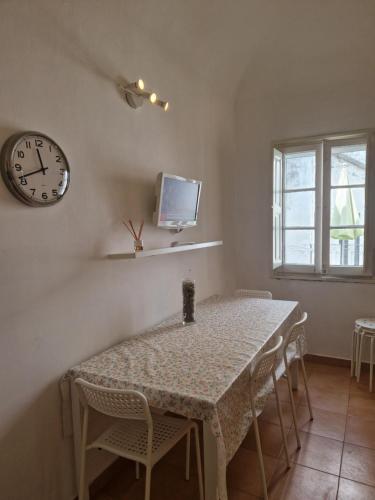 a dining room with a table and a clock at Casa de Sta Clara in Évora