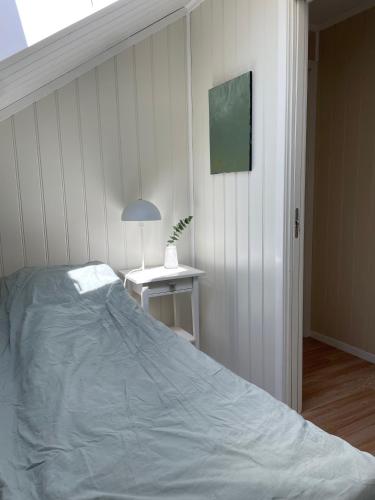 Ένα ή περισσότερα κρεβάτια σε δωμάτιο στο Loftsleilighet i Arendal sentrum med parkering