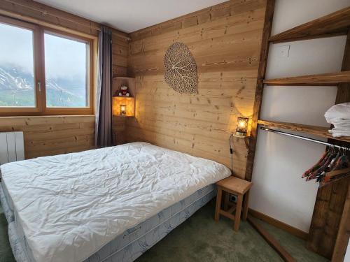 une petite chambre avec un lit et une fenêtre dans l'établissement Avoriaz - Village Hauts Forts - 4 pers, 35 m², rénové, balcon sud-ouest, proche téléphérique - FR-1-633-78, à Morzine