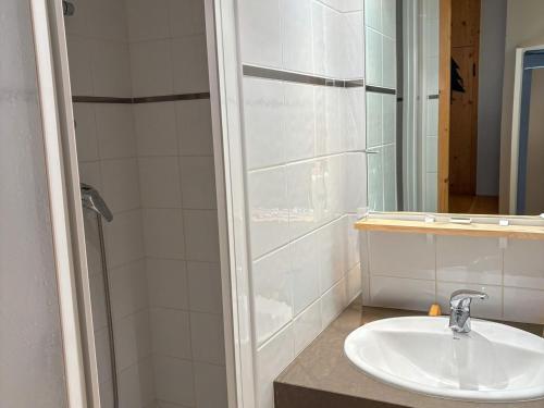 une salle de bain avec un lavabo et une douche dans l'établissement Appartement à Notre-Dame-de-Bellecombe, 2 chambres, 6 pers, cuisine équipée - FR-1-807-59, à Notre-Dame-de-Bellecombe