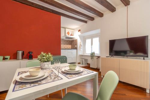 TV a/nebo společenská místnost v ubytování Nel cuore di Milano a 7 min a piedi dal Duomo