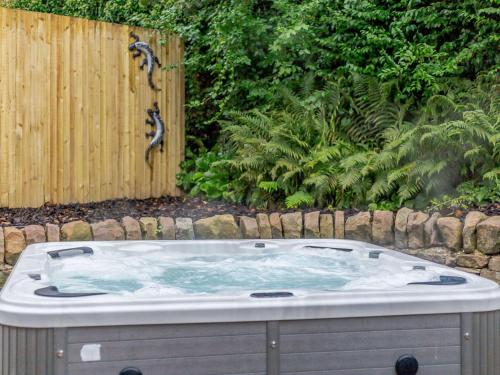 two birds in a hot tub in a garden at 4 Bed in Cromford 82198 in Cromford