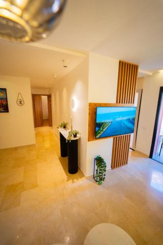 Una televisión o centro de entretenimiento en Amberdi Noria Apartment Marrakech