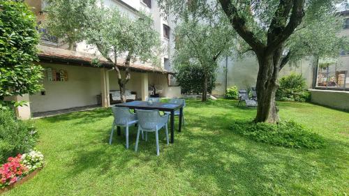 Taman di luar casa degli ulivi a Toscolano - House with garden near the beach cir LNI00059