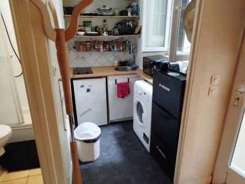 Il comprend une petite cuisine équipée d'un réfrigérateur et d'un lave-linge/sèche-linge. dans l'établissement Studio sympa meublé et équipé Paris Nation., à Paris
