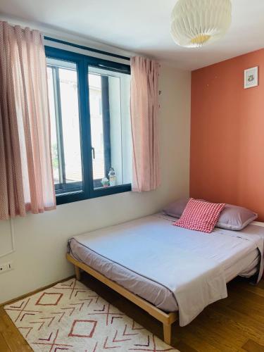 un lit dans une chambre avec une grande fenêtre dans l'établissement Duplex atypique avec terrasse, à Marseille