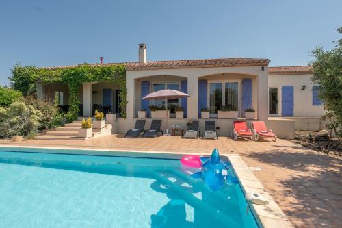 une maison avec une piscine devant une maison dans l'établissement La Belle Epoque, à Escales