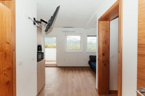 Μια τηλεόραση ή/και κέντρο ψυχαγωγίας στο Apartmaji Laznik