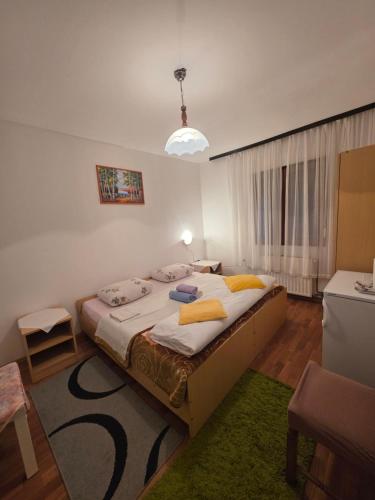 1 dormitorio con 1 cama grande con alfombra verde en Apartman Eco, en Jezerce