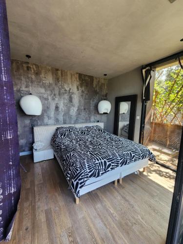 - une chambre avec un lit à motifs zébrés dans l'établissement Charming villa in the heart of the Mediterranean Garrigue, à Nîmes