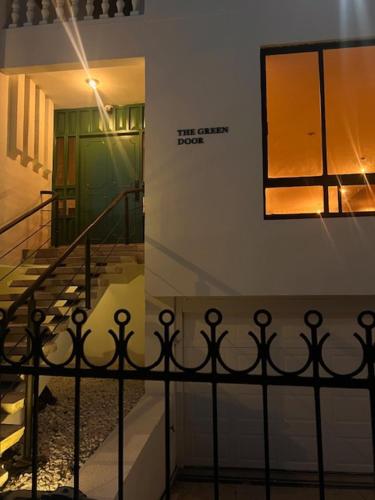 アグアスカリエンテスにあるHabitacion Roma en The Green Doorの階段と窓のある建物