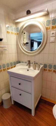 une salle de bain avec un lavabo et un miroir dans l'établissement Le boukarou, 