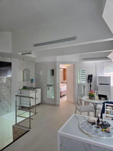 un salon avec une cuisine et une salle à manger dans l'établissement Iancu Jianu Premium Stay Apartment, à Bucarest