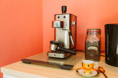 a coffee maker sitting on top of a counter at Paradiesvogel - Zentral gelegenes Apartment in Paderborn Zentrum in Paderborn