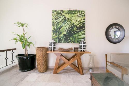 a living room with a wooden table and plants at Casa Colina in Isla Navidad