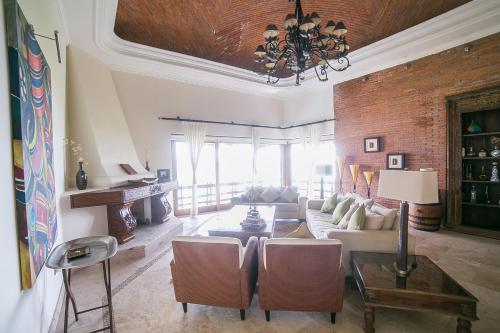 a living room with a couch and a table at Casa Colina in Isla Navidad