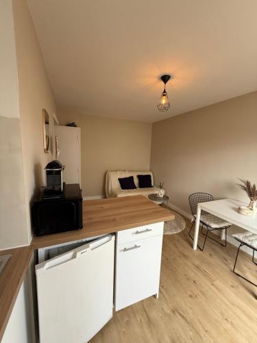 une cuisine avec un comptoir et un salon dans l'établissement Charmant studio avec piscine, à La Grande Motte